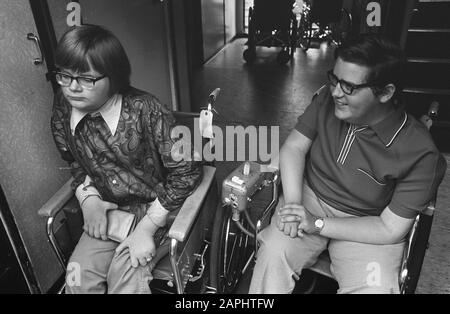 Das Rotkreuz-Schiff J. Henry Dunant macht eine Reise von einer Woche mit 42 Jugendlichen Patienten, hauptsächlich mit Atem- und Herzproblemen Beschreibung: Die Patienten während der Bootsfahrt Datum: 14. Juli 1969 Schlagwörter: Patienten, Schiffe Stockfoto