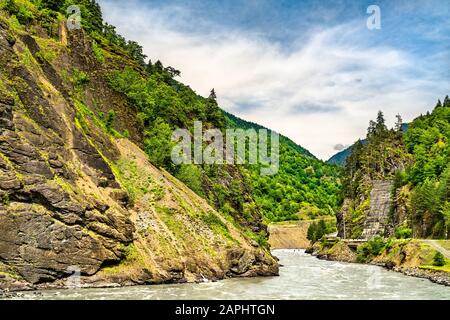 Der Enguri, ein Fluss im Kaukasusgebirge Georgiens Stockfoto