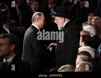 Jerusalem, Israel. Januar 2020. Der russische Präsident Vladimir Putin (L) ahakes übergibt sich mit Rabbi Israel Meir Lau, Vorsitzender des Yad Vashem Council (R) während des Fünften Welt-Holocaust-Forums im Holocaust-Gedenkmuseum Yad Vashem in Jerusalem, Israel, am Donnerstag, 23. Januar 2020. Weltführer feiern 75. Jahrestag der Befreiung des NS-Vernichtungslagers Auschwitz. Poolfoto von Abir Sultan/UPI Credit: UPI/Alamy Live News Stockfoto