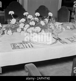 Niederländische Antillen und Suriname zur Zeit des königlichen Besuchs von Königin Juliana und Prinz Bernhard im Jahr 1955 Beschreibung: Der Sitz am Tisch für die Königin beim Gala-Dinner im Regierungspalast in Willemstad. Datum: 19.Oktober 1955 Ort: Curaçao, Niederländische Antillen, Willemstad Schlüsselwörter: Diners, königliche Besuche Stockfoto