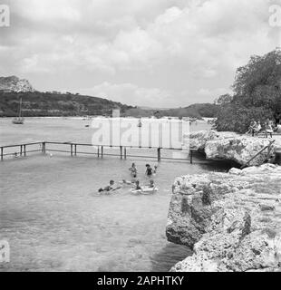 Reise nach Suriname und die niederländischen Antillen Beschreibung: De Piscaderabaai am Curaçao Datum: 1947 Ort: Curaçao Schlüsselwörter: Schwimmen Stockfoto
