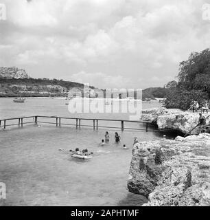 Reise nach Suriname und die niederländischen Antillen Beschreibung: De Piscaderabaai am Curaçao Datum: 1947 Ort: Curaçao Schlüsselwörter: Schwimmen Stockfoto
