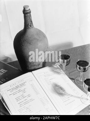 Reise nach Polen Beschreibung: Die Preisliste des Weinguts Fukier mit einer Weinflasche und gefüllten Gläsern Datum: 1934 Ort: Polen, Warschau Schlüsselwörter: Wein, Weinflaschen, Weinkarten Stockfoto