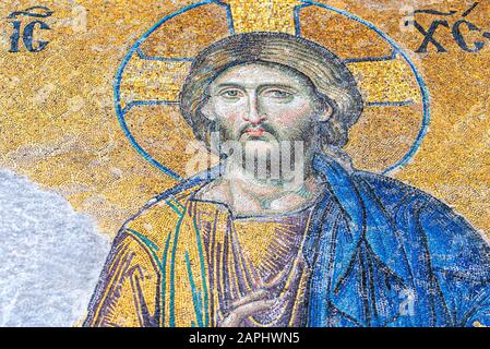 Istanbul - DEC 29: Mosaik von Jesus Christus oder das byzantinische Mosaik in der Hagia Sofia am 29. Dezember. 2019 in Istanbul, Türkei Stockfoto