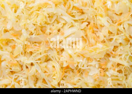 Sauerkraut mit Karottenhintergrund. Vollformatsur. Flaches Lay. Draufsicht Stockfoto