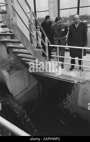 Prins Claus stellt die neue Kläranlage der Gemeinden Soest en Baarn in Gebrauch Beschreibung: De prins schaut sich das Installationsdatum an: 7. Dezember 1973 Standort: Soest, Utrechter Schlüsselwörter: Öffnungen, Fürsten, Kläranlagen Personenname: Claus, Fürst Stockfoto
