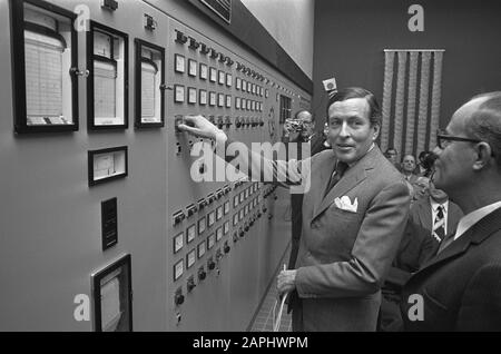 Prins Claus stellt die neue Kläranlage der Gemeinden Soest en Baarn in Gebrauch Beschreibung: Der Fürst führt die Eröffnung am Schaltschrank durch Datum: 7. Dezember 1973 Standort: Soest, Utrechter Schlüsselwörter: Öffnungen, Fürsten, Kläranlagen Personenname: Claus, Fürst Stockfoto