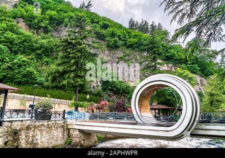 Fußgängerbrücke über den Fluss Borjomula in Borjomi, Georgia Stockfoto