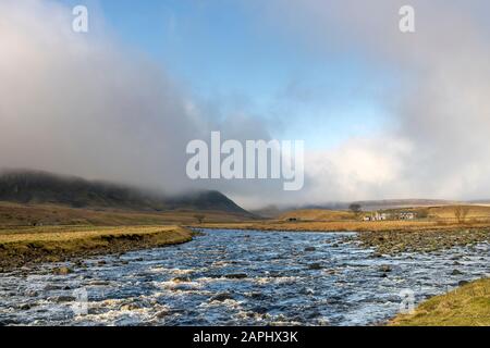 Upper Teesdale, County Durham, Großbritannien. Januar. Wetter in Großbritannien. Die Wolke fegt über die Fells über den Gehöften von Upper Teesdale in den North Pennines. Credit: David Forster/Alamy Live News Stockfoto