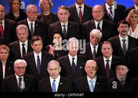 Jerusalem, Israel. Januar 2020. (L-R Front Row) der deutsche Präsident Frank-Walter Steinmeier, der israelische Premierminister Benjamin Netanyahu, der israelische Präsident Reuven Rivlin und Rabbi Israel Meir Lau, Vorsitzender des Yad Vashem Rates mit Weltführern beim Fünften Welt-Holocaust-Forum in Jerusalem, Israel, am Donnerstag, 23. Januar 2020. Weltführer feiern 75. Jahrestag der Befreiung des NS-Vernichtungslagers Auschwitz. Poolfoto von Ronen Zvulun/UPI Credit: UPI/Alamy Live News Stockfoto