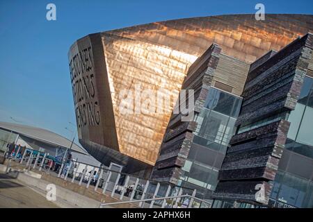 Das Wales Millennium Center, Roald Dahl Plass, Cardiff Bay in South Wales, Großbritannien an einem sonnigen Wintertag. Stockfoto