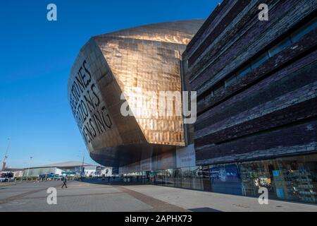 Das Wales Millennium Center, Roald Dahl Plass, Cardiff Bay in South Wales, Großbritannien an einem sonnigen Wintertag. Stockfoto