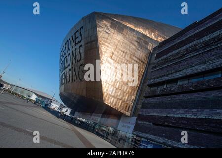 Das Wales Millennium Center, Roald Dahl Plass, Cardiff Bay in South Wales, Großbritannien an einem sonnigen Wintertag. Stockfoto