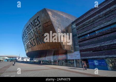 Das Wales Millennium Center, Roald Dahl Plass, Cardiff Bay in South Wales, Großbritannien an einem sonnigen Wintertag. Stockfoto