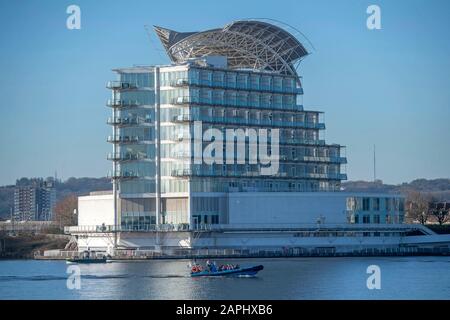 Das St David's Cardiff Hotel in Cardiff Bay, South Wales, Großbritannien an einem sonnigen Wintertag. Stockfoto