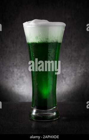 Traditionelles grünes Bier vom St. Patrick's Day auf schwarzem Hintergrund Stockfoto