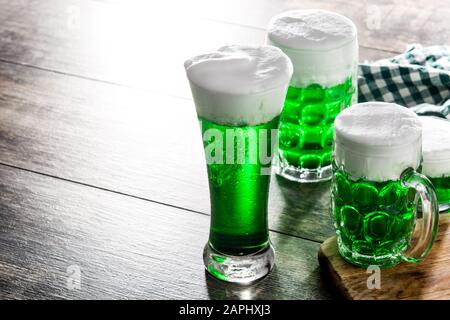 Traditionelles grünes Bier vom St. Patrick's Day auf Holztisch. Kopierbereich Stockfoto