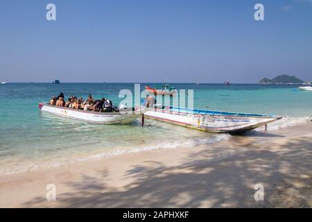 Ko Tao Tauchschule Menschen auf Boot am Strand Stockfoto