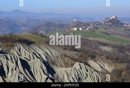 Das Schloss von Rossena mit Lehmformationen von Badlands im Vordergrund Stockfoto