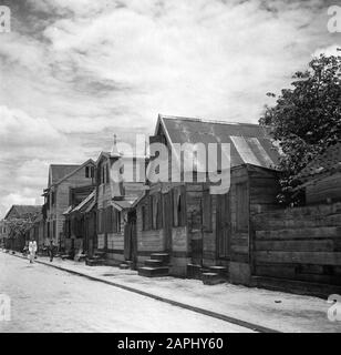 Reisen nach Suriname und die niederländischen Antillen Beschreibung: Die Saramaccastraat in Paramaribo Datum: 1947 Ort: Paramaribo, Suriname Schlüsselwörter: Straßenbilder Stockfoto