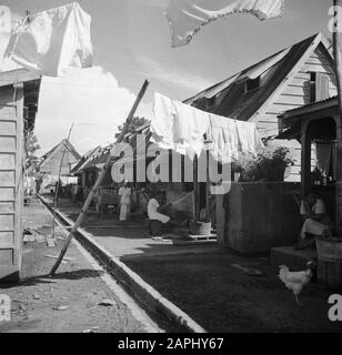 Reisen nach Suriname und zu den niederländischen Antillen Beschreibung: Die Saramaccastraat in Paramaribo Datum: 1947 Ort: Paramaribo, Suriname Schlüsselwörter: Straßenbilder, Wäscherei Stockfoto