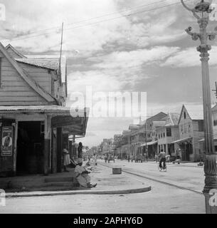 Reisen nach Suriname und die niederländischen Antillen Beschreibung: Die Saramaccastraat in Paramaribo Datum: 1947 Ort: Paramaribo, Suriname Schlüsselwörter: Straßenbilder Stockfoto