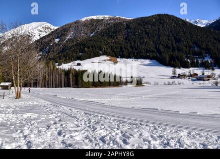 Loipen im oberen Teil des Casies-Tals Stockfoto