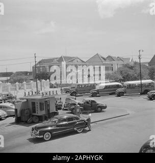 Reisen nach Suriname und zu den niederländischen Antillen Beschreibung: Die Shell-Pumpe am Wilhelminaplein in Willemstad am Curaçao Datum: 1947 Ort: Curaçao, Willemstad Schlüsselwörter: Autos, Busse, Benzinpumpen Stockfoto