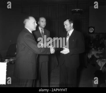 10 Jahre sicheres Fahren 54 Fahrer von Gend en Loos honde in Utrechter Datum: 10 Januar 1956 Ort: Utrechter Schlüsselwörter: Fahrer persönlicher Name: Gend en Loos Stockfoto