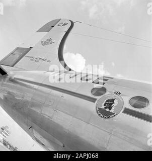 Unternehmensstil und Embleme KLM Beschreibung: Der Schwanz des KLM Douglas DC-4 Passagierflugzeugs Registrierungsnummer PH-TCE mit dem KLM-Logo, das Flying Dutch Emblem auf der Seite der Kabine Datum: August 1951 Ort: Noord-Holland, Schiphol Keywords: Embleme, Logos, Flugzeuge Stockfoto