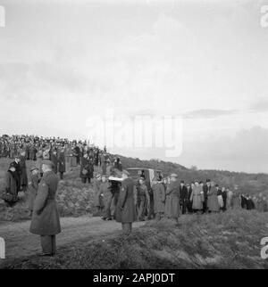 Bestattungsunternehmen Beschreibung: Die Prozession auf dem Weg zum Ehrenfriedhof Bloemendaal in Overveen Datum: 27. November 1945 Ort: Noord-Holland, Overveen Schlüsselwörter: Friedhöfe Stockfoto