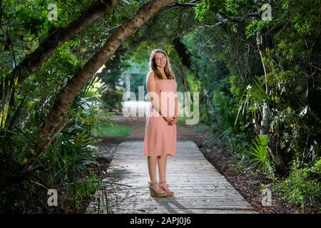 Teenager-Mädchen posiert für ihre High School Senior Portraits. Stockfoto