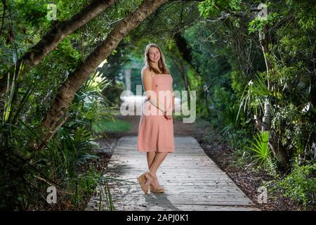 Teenager-Mädchen posiert für ihre High School Senior Portraits. Stockfoto