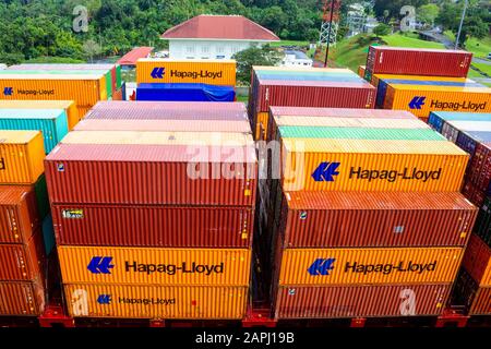 Panamakanal, Panama - 7. Dezember 2019: Hapag-Lloyd Frachtschiff, das in die Miraflores Schleusen im Panamakanal in Panama eindringt Stockfoto