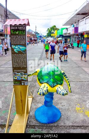 Puerto Limon, Costa Rica - 8. Dezember 2019: Eine typische Straße im Kreuzfahrthafen Puerto Limon, Costa Rica. Stockfoto