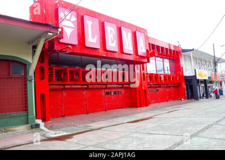 Puerto Limon, Costa Rica - 8. Dezember 2019: Eine typische Straße im Kreuzfahrthafen Puerto Limon, Costa Rica. Stockfoto