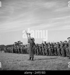 Prins Bernhard besucht niederländische Truppen auf ihrem Armeestab in Großbritannien während des Zweiten Weltkriegs Beschreibung: Die Truppen bringen einen dreiYard-Hurray ab Datum: 1940 Ort: Großbritannien Schlüsselwörter : Königshaus, Militär Stockfoto