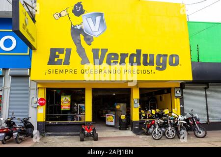 Puerto Limon, Costa Rica - 8. Dezember 2019: Die Front einer Motorradwerkstatt in Puerto Limon, Costa Rica am 8. Dezember 2019 Stockfoto
