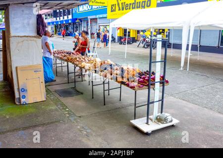 Puerto Limon, Costa Rica - 8. Dezember 2019: Ethnische Lederschuhe auf dem Straßenmarkt in Puerto Limon in Costa Rica Stockfoto