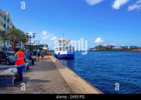 Willemstad, Curacao, Niederlande - 5. Dezember 2019: Blick Auf Das Fährschiff In Punda in Willemstad, Curacao, Niederlande am 5. Dezember 2019 Stockfoto