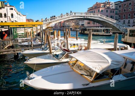 Motorboot-Taxi vor der Bogenbrücke in Venedig geparkt. Stockfoto