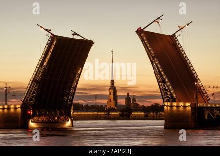 Postkarten-Blick der Schlossbrücke mit Peter und Paul Fortress - Symbol der weißen Nächte St. Petersburg, Russland. Stockfoto