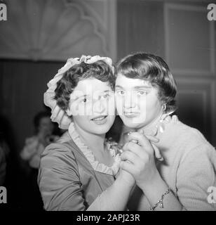 Fest von Sainte Cathérine in Paris, der Urlaub der französischen Modehäuser am 25. November Beschreibung: Die Zwillinge Claudine und Yvette; eine in zeitgenössischer Kleidung, die andere in Kostüm aus der Zeit der Großmutter Anmerkung: In Paris wird das fest der "Sainte Cathérine" von Mädchen gefeiert, die mit 25 Jahren noch unverheiratet sind und in der Modebranche arbeiten. Sainte Cathérine ist ihr Patronatsdatum: 1930 Ort: Frankreich, Paris Schlüsselwörter: Tänze, Feiertage, Feste, Kostüme, Modehäuser, Zwillinge Stockfoto