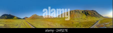 360 Grad isländische Luftlandschaften. 360 Panorama-Blick auf den Vestrahorn-Berg an einem sonnigen Tag. Stockfoto