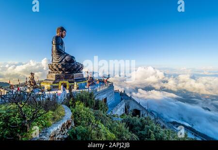 Landschaft mit einer riesigen Buddha-Statue auf dem Gipfel des Mount Fansipan, Sapa-Region, Lao Cai, Vietnam Stockfoto