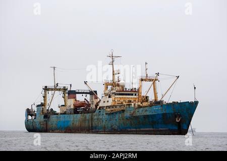 Frachtboot in der Nähe von Hafen von Walvis Bay, Namibia Stockfoto