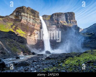 Blick auf die Landschaft des Haifoss Wasserfalls in Island. Natur- und Abenteuerkonzept Hintergrund. Stockfoto
