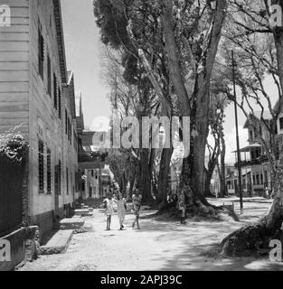 Reisen nach Suriname und zu den niederländischen Antillen Beschreibung: Die Wagenwegstraat in Paramaribo Datum: 1947 Ort: Paramaribo, Suriname Schlüsselwörter: Straßenbilder Stockfoto