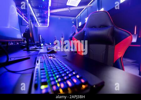 Professionelle Gamer cafe Zimmer mit leistungsstarken Pc Spiel stuhl blau Farbe. Konzept cyber Sport Arena. Stockfoto