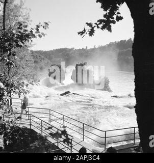 Rheinnavigation, Bericht über Leben und Arbeit an Bord eines Rheinschiffs Beschreibung: Der Wasserfall bei Schaffhausen Datum: 1. April 1955 Standort: Schaffhausen, Schweiz Schlüsselwörter: Flüsse, Wasserfälle Stockfoto